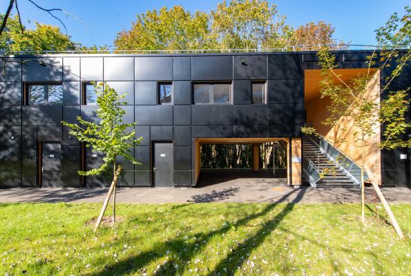 Szkoła modułowa z fasadą 