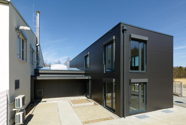 Kompleks biurowy modulowy polaczony z fabryka